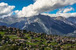 Il villaggio di Nendaz nel cantone del Vallese, Svizzera. Il paese si trova in un soleggiato altopiano affacciato sulla Valle del Rodano non lontano da Sion, capoluogo del Vallese.
