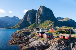 Il villaggio di pescatori di Reine una classica immagine delle Lofoten in Norvegia