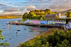 Il villaggio di Portree, prima del tramonto, sull'Isola di Skye, coste occidentali della Scozia.