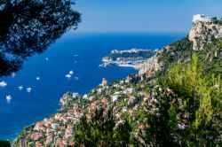 Il villaggio di Roquebrune-Cap-Martin affacciato sul mar Mediterraneo, Costa Azzurra
