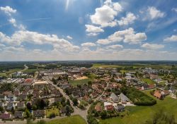 Il villaggio di Tennenlohe, nei pressi di Erlangen, fotografato dall'alto, Germania.
