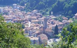 Il villaggio di Tollegno in Piemonte, fotografato dal sentiero Colma di Biella