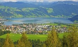 Il villaggio di Unterageri, nei pressi di Zugo (Svizzera), fotografato da un'altura.
