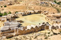 Il villaggio fortificato di Ksar Hallouf, Governatorato di Medenine, Tunisia. In antichità, gli ambienti al piano inferiore erano utilizzati come abitazione per le famiglie mentre quelli ...