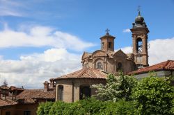 Il villaggio medievale di Neive, provincia di Cuneo, Piemonte. Fa parte dei borghi più belli d'Italia creato dalla Consulta del Turismo dell'Associazione dei Comuni Italiani.
 ...