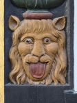 Il volto grottesco scolpito sul legno in una casa a graticcio a Goslar, Germania.

