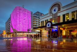 Illuminazione colorata by night su UPark sopra Hungry Jacks su Rundle Street a Adelaide (Australia) - © amophoto_au / Shutterstock.com
