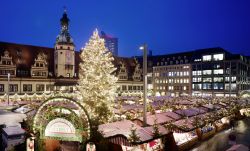 Illuminazioni natalizie nella piazza di Lipsia, Germania.
