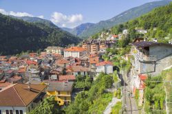 Un'immagine scattata dalle colline sulla città di Ormea, Piemonte, Liguria. Siamo nell'Alta Val Tanaro, nel sud del Piemonte.

