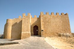 L'imponente castello medievale di Naro in Sicilia, provincia di Agrigento - © ollirg / Shutterstock.com