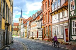 In bici in una viuzza del centro storico di Goslar, Germania.
