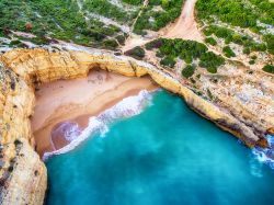 In volo su una delle spiagge più belle dell'Algarve in Portogallo