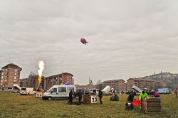 Preparazione per la 22esima edizione dell'incontro internazionale di mongolfiere in occasione dell'Epifania a Mondovì, Piemonte, Italia - © ROBERTO ZILLI / Shutterstock.com ...