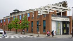 Independence Visitor Center di Philadelphia, Pennsylvania (USA). Questo edificio, costruito nel 2001, ospita il centro informazioni turistiche della regione di Philadelphia. Situato nel cuore ...