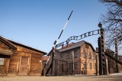 L'ingresso del campo di concentramento nazista di Auschwitz (Oświęcim, Polonia) con la famosa scritta "Arbeit macht frei" (Il lavoro rende liberi) - foto © Szymon ...