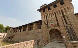 L'ingresso al grande castello visconteo di Pagazzano in Lombardia - © Claudio Giovanni Colombo / Shutterstock.com