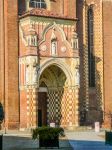 Ingresso del duomo di Asti, Piemonte. Dedicato a Santa Maria Assunta e San Gottardo, questo edificio è fra i maggiori esempi del gotico lombardo presente in Italia.

