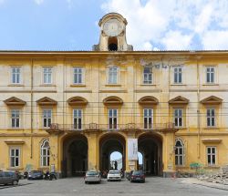 Ingresso del Palazzo di Portici in Campania, una delle Ville Vesuviane - © Baloncici / Shutterstock.com