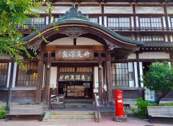 Ingresso della Takegawara-Onsen nella città di Beppu, prefettura di Oita, Giappone. Il primo edificio, costruito nel 1789, si presentava con il tetto di bambù poi ricostruito con ...