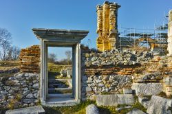 Ingresso dell'antica basilica nel sito archeologico di Filippi, Tracia, Grecia. Quest'area fu teatro della famosa battaglia di Filippi fra le truppe di Ottaviano e Antonio e quelle degli ...