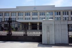 Ingresso dell'Osaka Mint Bureau, Giappone. Questo edificio si occupa della produzione e della circolazione delle monete giapponesi - © tera.ken / Shutterstock.com