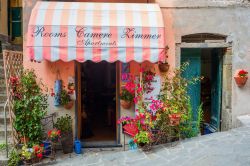 L'ingresso di un albergo per locazione camere a Riomaggiore, La Spezia, Liguria. Il pittoresco villaggio è Patrimonio Unesco - © Christian Mueller / Shutterstock.com