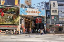 Ingresso di un centro commerciale del distretto di Namba, Osaka. E' una delle destinazioni più frequentate dai turisti che visitano la città giapponese - © Atiwat Witthayanurut ...