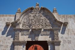 L'ingresso in pietra scolpita di una casa coloniale spagnola a Arequipa, Perù. Il palazzo che impreziosisce è un edificio del 18° secolo.

