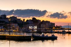 Inousses, Grecia: una pittoresca immagine del porto al sorgere del sole. Questo grazioso arcipelago sorge nei pressi della Turchia  - © Milan Gonda / Shutterstock.com