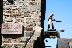 Insegna all'interno del borgo storico di VItré in Bretagna, Francia settentrionale - © vvoe / Shutterstock.com