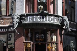 Insegna del Cafe Riquet a Lipsia, Germania. Questo elegante locale in stile viennese si presenta con due teste di elefante sulla facciata ed è uno dei simboli più conosciuti della ...