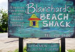 L'insegna di un locale sulla spiaggia di Meads Bay a Anguilla, America Centrale - © EQRoy / Shutterstock.com