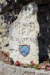 Insegna in pietra all'ingresso del villaggio di Rennes-le-Chateau, Francia. 
