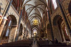 Interno del duomo di Brema, Germania. Si presenta in stili diversi con volte a crociera, archi a sesto acuto, sculture e decori in marmo policromo - © Philip Lange / Shutterstock.com