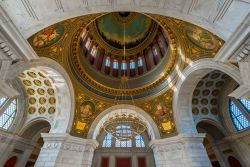 Interno del duomo di Providence, Rhode Island, Stati Uniti d'America. Di grande prestigio sono gli affreschi su fondo dorato che abbelliscono la cupola dell'edificio religioso - © ...