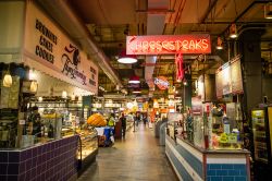 Interno del Reading Terminal Market a Philadelphia, USA. Questo storico mercato al coperto è stato aperto nel 1890 - © f11photo / Shutterstock.com