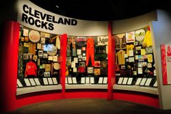 Interno del Rock and Roll Hall of Fame sul lungolago Erie shore a Cleveland, Ohio, USA - © Nigar Alizada / Shutterstock.com