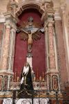 Interno della cattedrale di San Tommaso a Marsala, Sicilia: Gesù in croce e una statua nella nicchia di un altare - © Valery Rokhin / Shutterstock.com