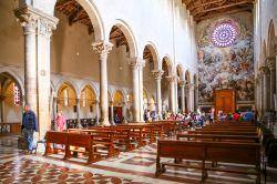 Interno della cattedrale di Santissima Maria Annunziata a Todi, Umbria. La parete del portale d'ingresso è interamente decorata da affreschi a carattere religioso - © laura zamboni ...
