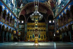 Interno della cattedrale ortodossa della Trinità a Sibiu, Romania - Pareti colorate e tetto decorato da affreschi e vetrate con scene bibliche per il sontuoso interno di una delle più ...