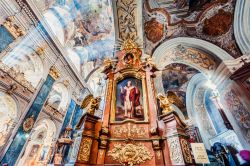 Interno della chiesa dei Santi Pietro e Paolo Garrison nella città di Lviv, Ucraina. Nota dai residenti come chiesa dei Gesuiti, venne costruita in stile barocco all'inizio del XVII° ...