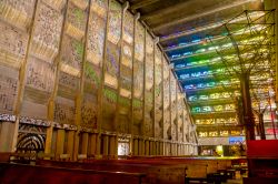 L'interno della chiesa del Rosario a San Salvador, El Salvador, Centro America. L'edificio è famoso per le sue luminose vetrate colorate - © Fotos593 / Shutterstock.com