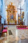 Interno della chiesa Maria Himmelfahrt a Landsberg am Lech, Germania. Fra tutti spicca lo spendido altare barocco riccamente decorato - © muratart / Shutterstock.com
