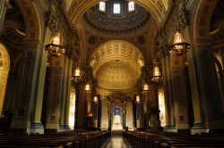 Interno della storica cattedrale di San Pietro e San Paolo a Philadelphia (Pennsylvania).