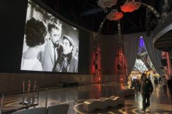 Interno dell'EMP Museum di Seattle, Washington. Ospita cimeli della storia del rock con particolare attenzione a tutte le band e ai musicisti originari della città - © Plume ...