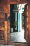 Interno di una casa nel villaggio di Huaraz, Perù, visto attraverso la porta d'ingresso in legno - © klublu / Shutterstock.com