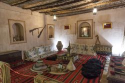Interno di una vecchia casa beduina nella città di Fujairah, Emirati Arabi Uniti (Middle East) - © Philip Lange / Shutterstock.com