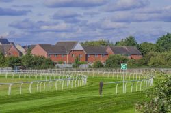 Ippodromo a Stratford-upon-Avon, Inghilterra - Lo Stratford Racecourse, in Luddington Road, ospita sui suoi tracciati famose corse di cavalli © David Hughes / Shutterstock.com