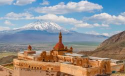 Ishak Pasha Palace (Ishakpasa Sarayi) nei pressi di Dogubayazit, Turchia Orientale. L'architettura di questo complesso combina perfettamente lo stile ottomano, persiano e armeno.
