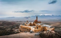 Ishak Pasha Palace nel distretto di Agri a Dogubeyazit, Turchia. Si tratta di un palazzo semi-rovinato nonché complesso amministrativo situato nella parte orientale del paese.
